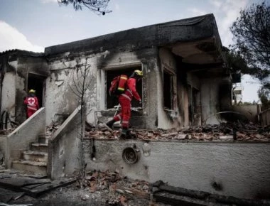 Έμεινε 4 ώρες στη θάλασσα πασίγνωστη τραγουδίστρια μετά τη φωτιά στο Μάτι!